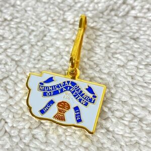 5/$35 Vintage Municipal District Of Fairview Enamel Souvenir Zipper Pull